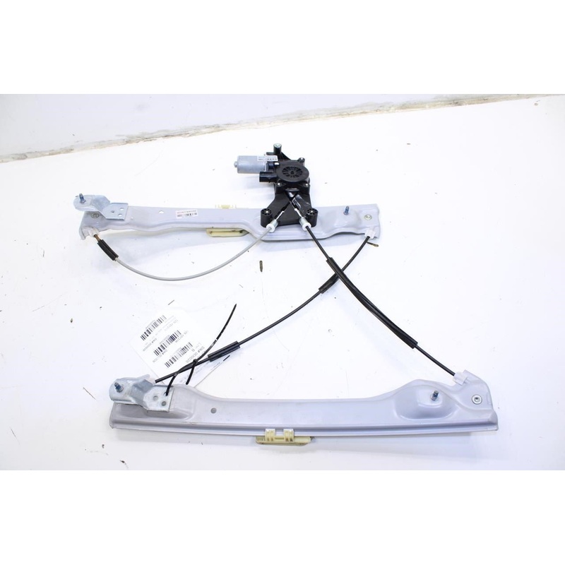 18-2024 Chevrolet Equinox LT Front Right Door Window Regulator w/ Motor 85608553